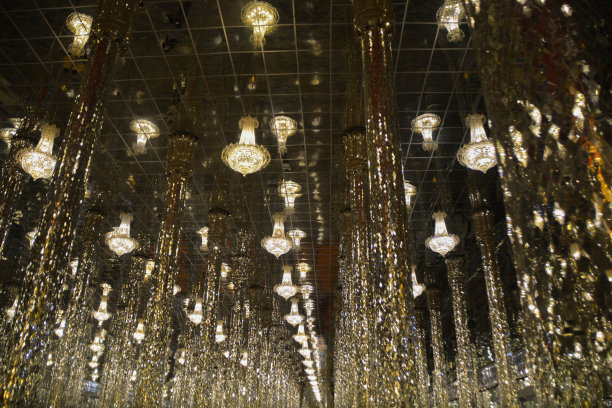 所有的吊灯都在镜子天花板上。就像一个珠宝。图片下载