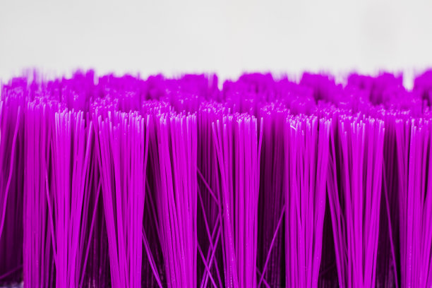 紫色衣服刷刷毛用微距镜头拍摄。图片下载