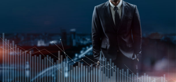 一位西装革履的商人站在金融分析师的背景下，面对一场危机。图片下载