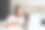 成年微笑的黑发女人戴着耳机在家里打开笔记本电脑做笔记图片下载