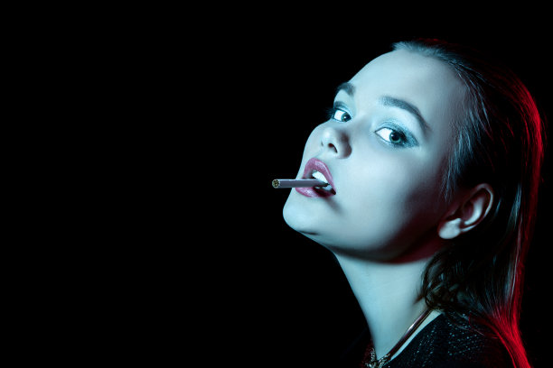 女性香烟图片下载