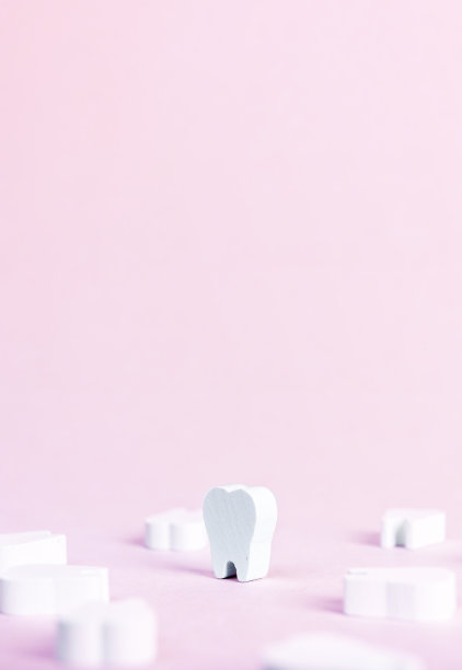 横幅上有粉红色的背景，完美的白色牙齿。牙科保健、口腔科、牙医工作、牙菌斑、龋齿和牙龈疾病的预防概念。文本的地方图片下载