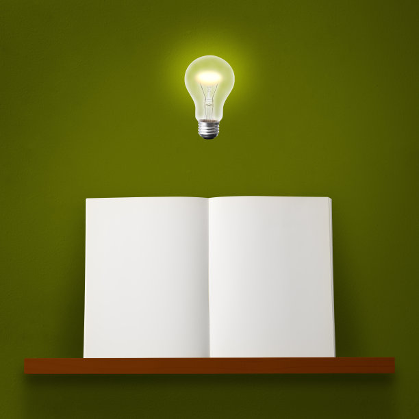 书架上有一本空白的书，半空中有一个发光的灯泡图片下载
