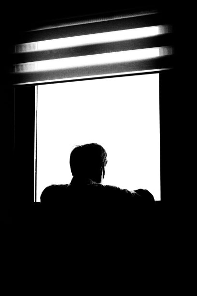 窗户和一个人的剪影，一个人看着窗外图片下载