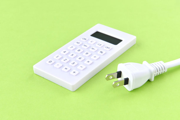 插座和计算器在浅绿色背景图片下载