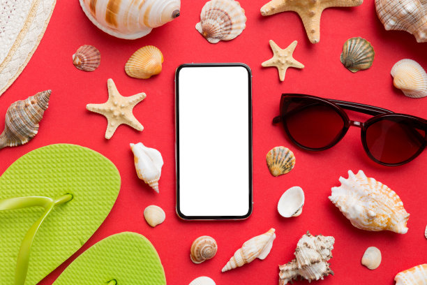 平板构成与手机和海滩配件彩色背景。空白屏幕的智能手机模拟拷贝空间图片下载