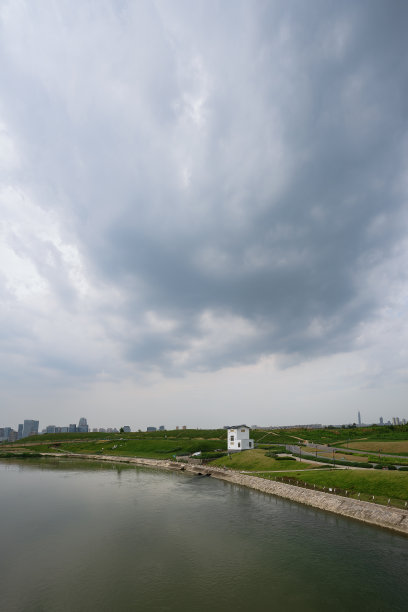 阳光明媚的日子，河边有桥和草地图片下载