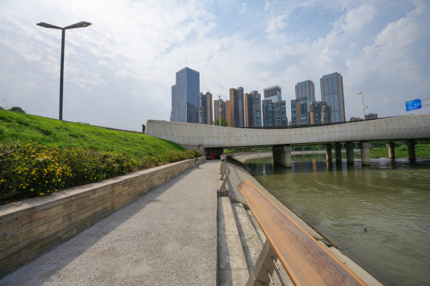 阳光明媚的日子，河边有桥和草地图片下载