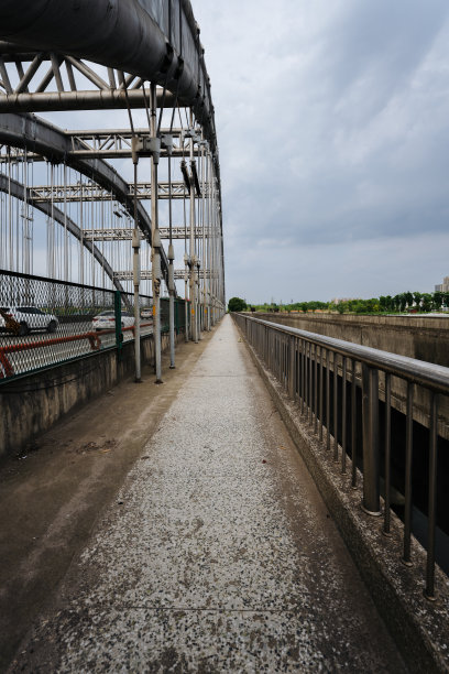 阳光明媚的日子，河边有桥和草地图片下载