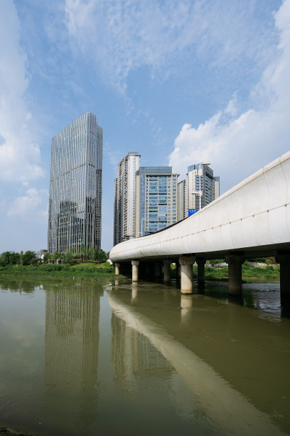 阳光明媚的日子，河边有桥和草地图片下载