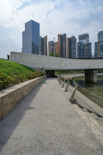 阳光明媚的日子，河边有桥和草地图片下载