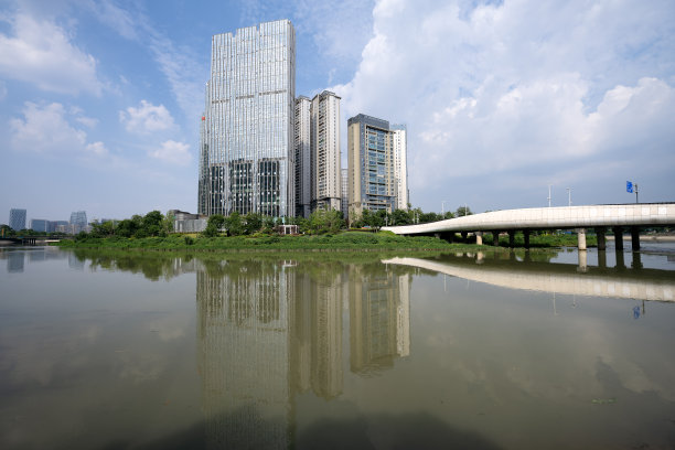 阳光明媚的日子，河边有桥和草地图片下载