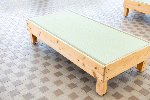 一张榻榻米椅子的照片。休息区图像。图片下载