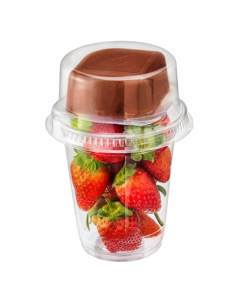 草莓用巧克力蘸在白色塑料包装上隔离图片下载