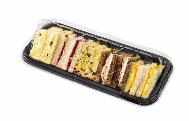 不同口味的三明治装在塑料容器里图片下载