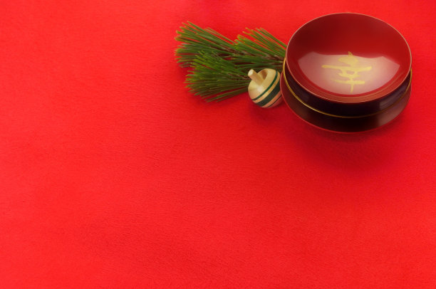 用清酒杯庆祝新年的图片图片下载