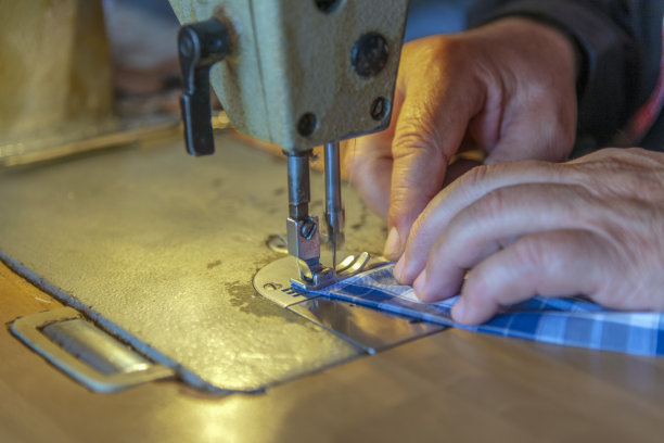 用缝纫机缝制衣服图片下载