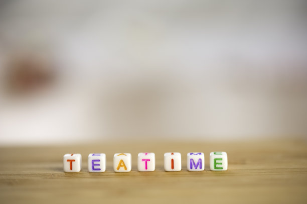 木桌上的铭文(茶点时间)，留有临摹空间。图片下载