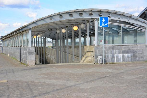 混凝土地下通道与屋顶隔离，特写图片下载