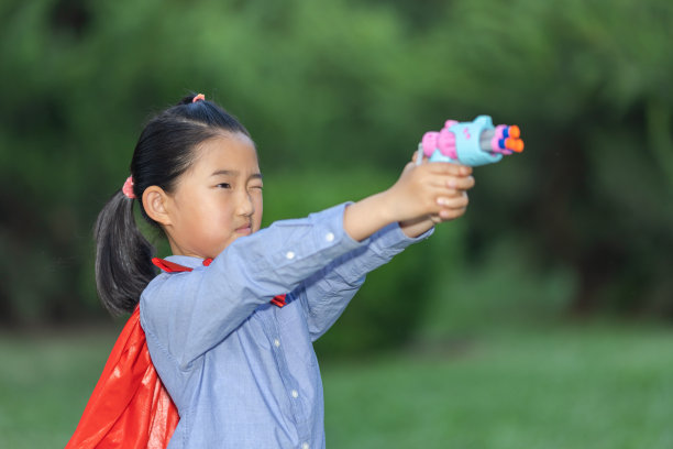 拿着枪图片下载