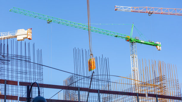 高层公寓施工现场的起重机塔。体系结构图片下载