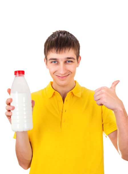 喝牛奶的年轻人图片下载