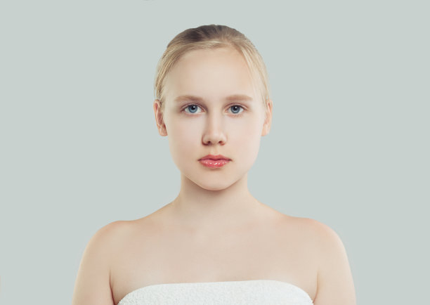 迷人的少女肖像。自然年轻美丽。水疗，健康，面部护理和皮肤护理的概念图片下载