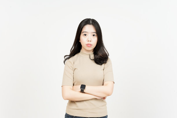 折叠双臂与严肃的面部表情美丽的亚洲女人孤立在白色背景图片下载