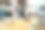 特写照片的女人的手准备圣诞饰品的粘土在她的商店交付图片下载
