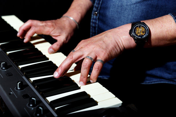 一位白发苍苍的老人在弹奏琴键。手的特写镜头图片下载