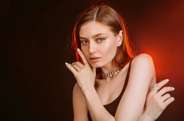 美丽的女孩完美的皮肤看着镜头。图片下载