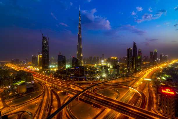 蓝色时段的迪拜城市夜景和交通灯图片下载