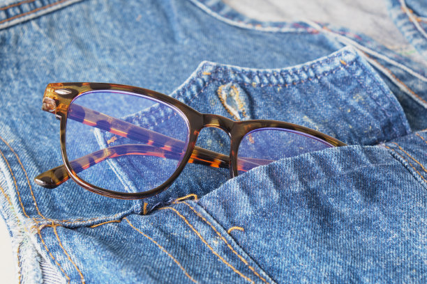 眼镜眼镜口袋里放一件蓝色牛仔夹克，潮流眼镜眼镜拷贝空间图片下载