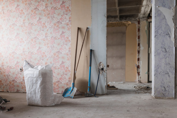 把铁铲放在一间等待整修的公寓里图片下载