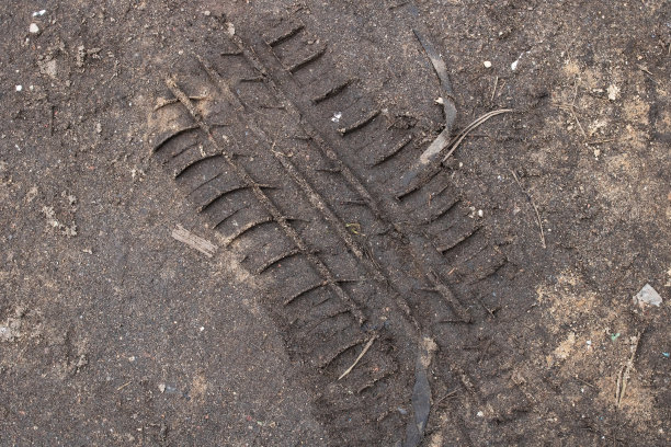 潮湿的地面上有一个汽车的痕迹图片下载