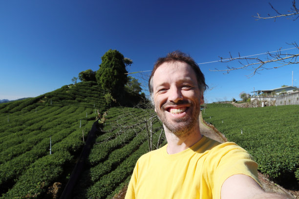 台湾阿里山的游客自拍图片下载