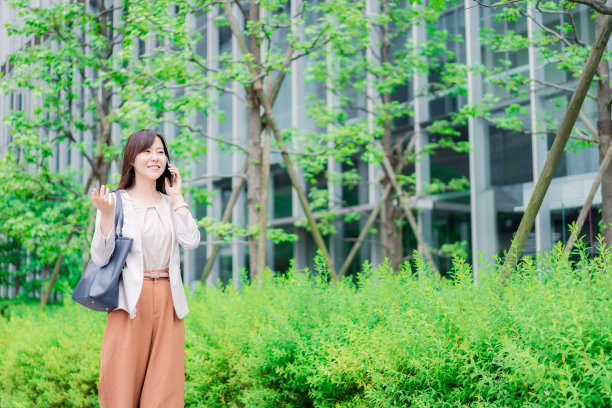 女商人正在用她的手机打电话图片下载