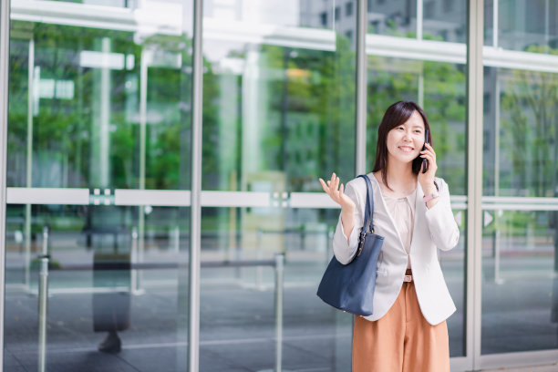 女商人正在用她的手机打电话图片下载
