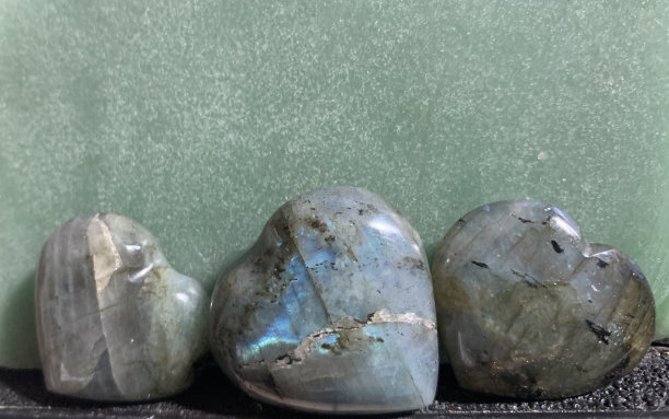 岩石岩石:三个拉布拉多岩石心与绿色的aventurine背景图片下载