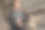 年轻女人穿着西装，拿着公文包。女商人，穿着时髦休闲的办公室服装。图片下载