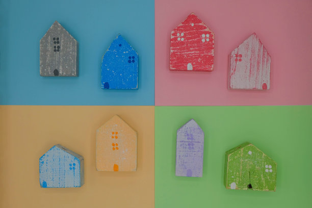 一套有自己彩色空间的木屋。批量生产的玩具。图片下载