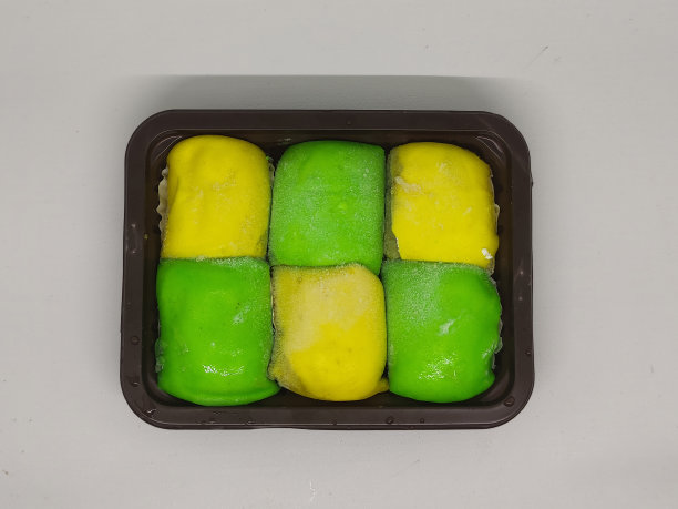 榴莲煎饼是印尼的一种小吃，五颜六色的包装引人注目图片下载