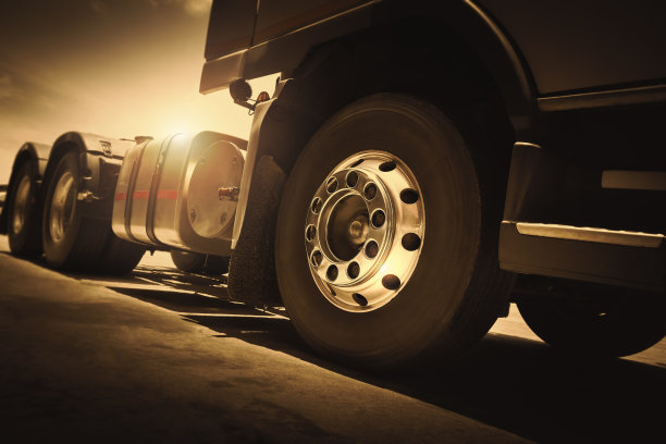 前半卡车车轮轮胎。Chrome的轮子。橡胶、Vechicle轮胎。货物运输物流。图片下载