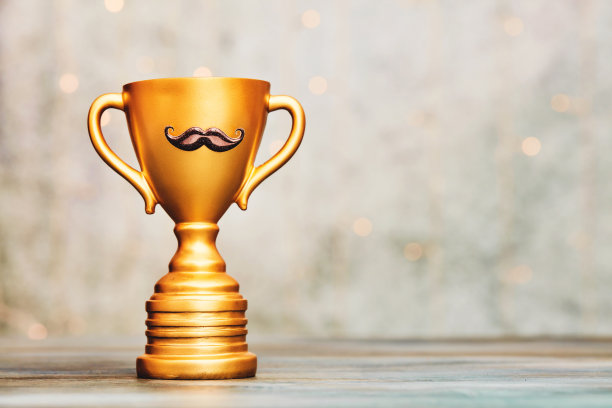 父亲节的背景是戴着假胡子的金质奖杯。世界上最好的爸爸图片下载