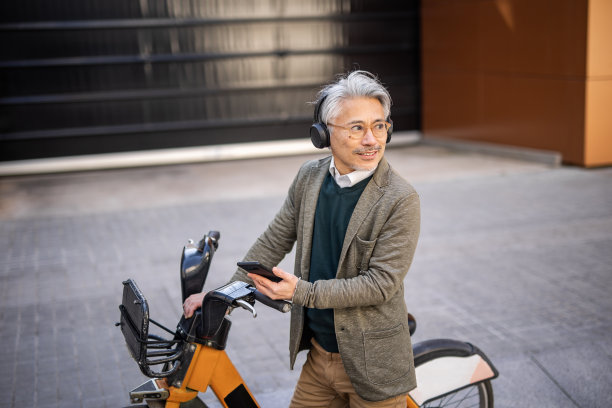 积极的年长男子与电动自行车图片下载