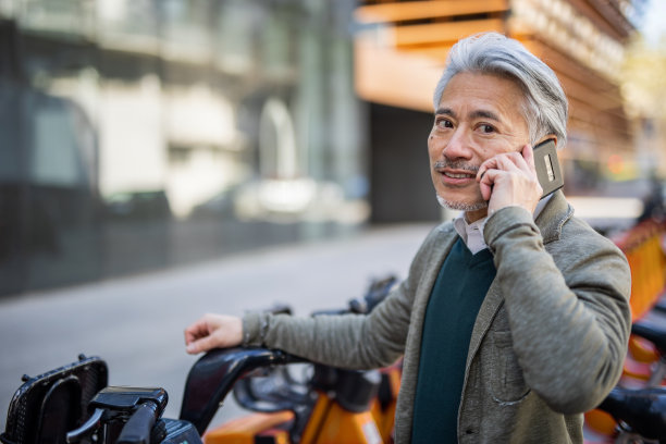 我骑着租来的电动自行车在城里转悠图片下载