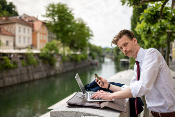 一个留着小胡子的潮男在城里闲逛图片下载