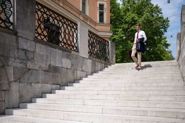 一个留着小胡子的潮男在城里闲逛图片下载