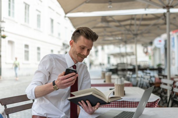 一个留着小胡子的潮男在城里闲逛图片下载