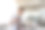 一个留着小胡子的潮男在城里闲逛图片下载